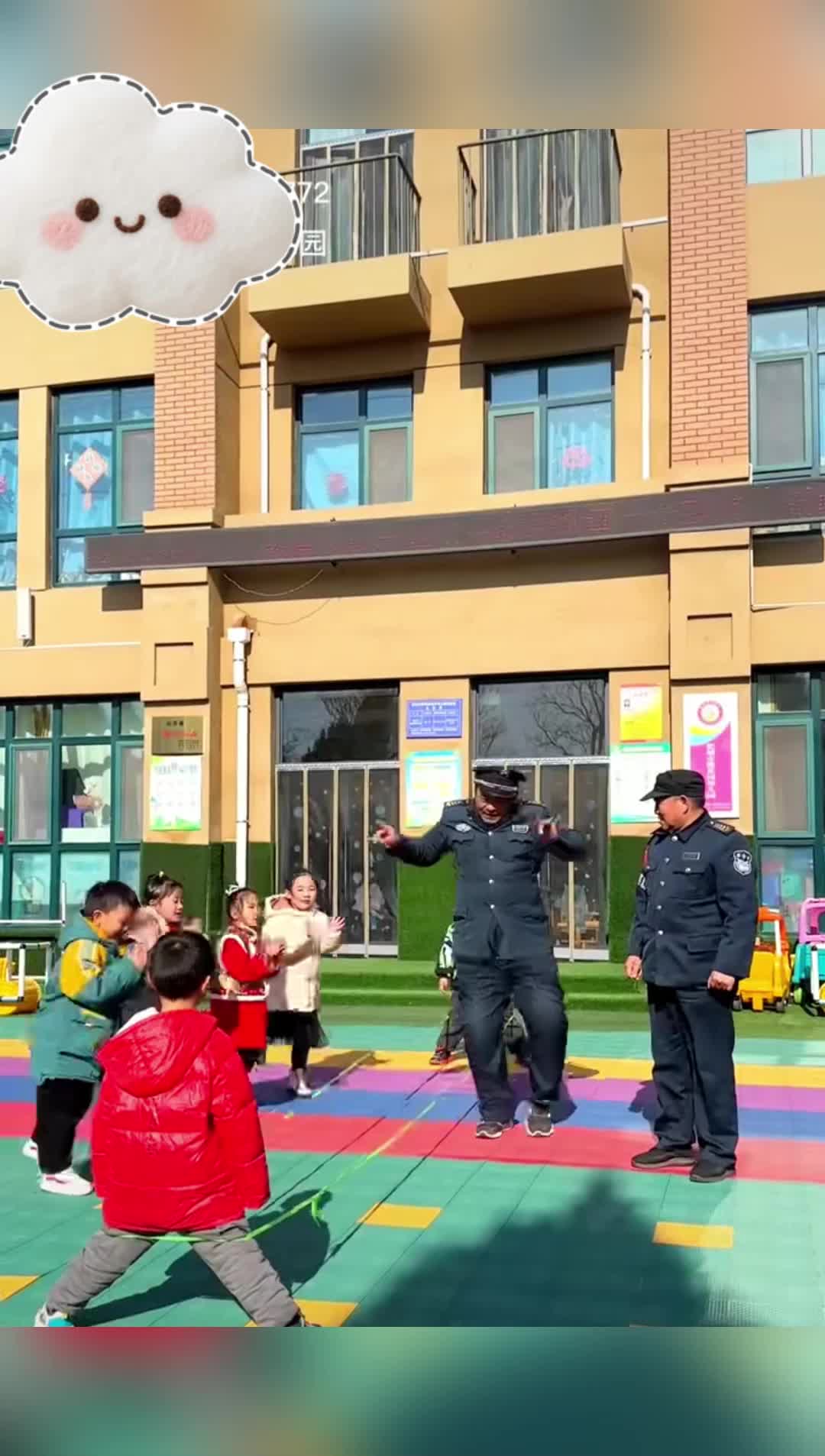 幼儿园玩“怒发冲冠”的游戏,小朋友就该开心地玩