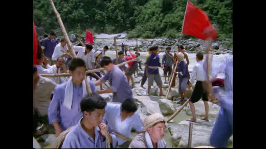 跟着电影学党史|赵志江、王保成二人带领群众治滩疏航，取得初步成效。