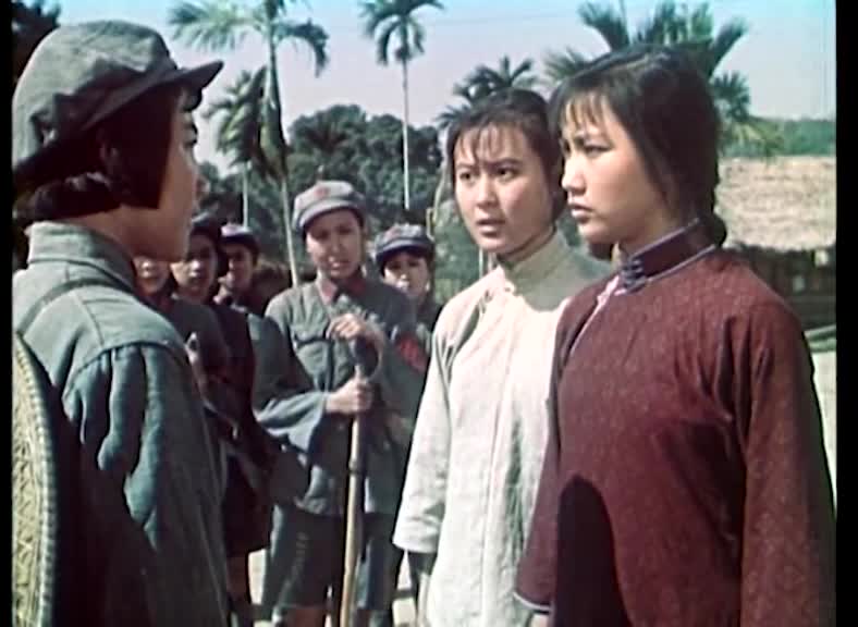 跟着电影学党史 | 连长发现跟在队伍后面的琼花和红莲，问她们为什么要参加娘子军，琼回答为了报仇。
