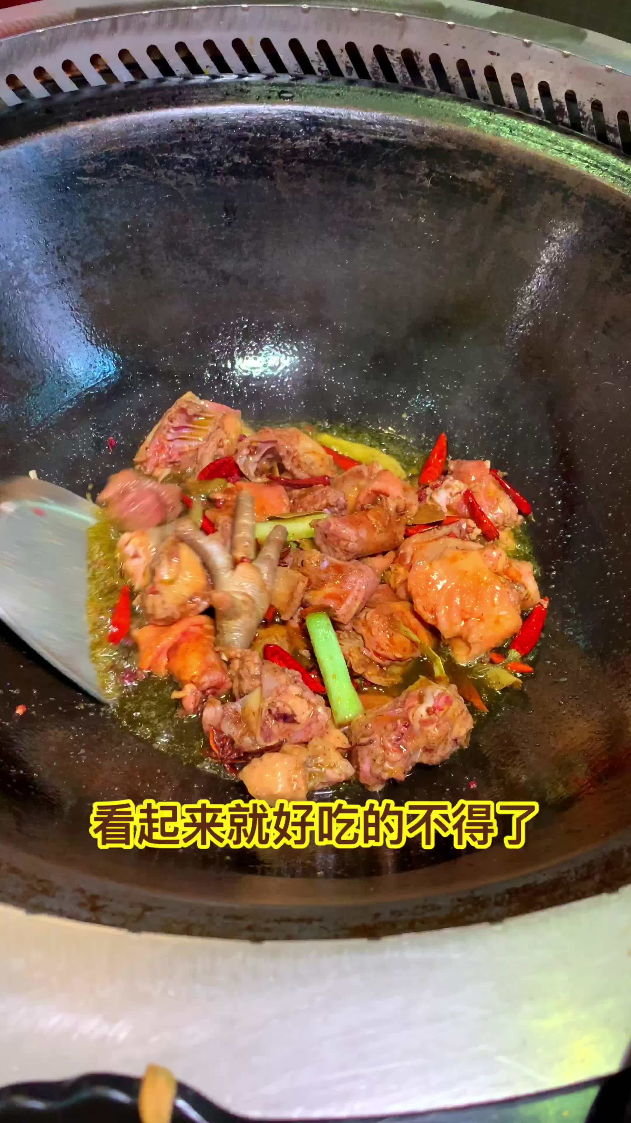 【饭饭吃西安】自己捞鱼的东北铁锅炖  整起来！