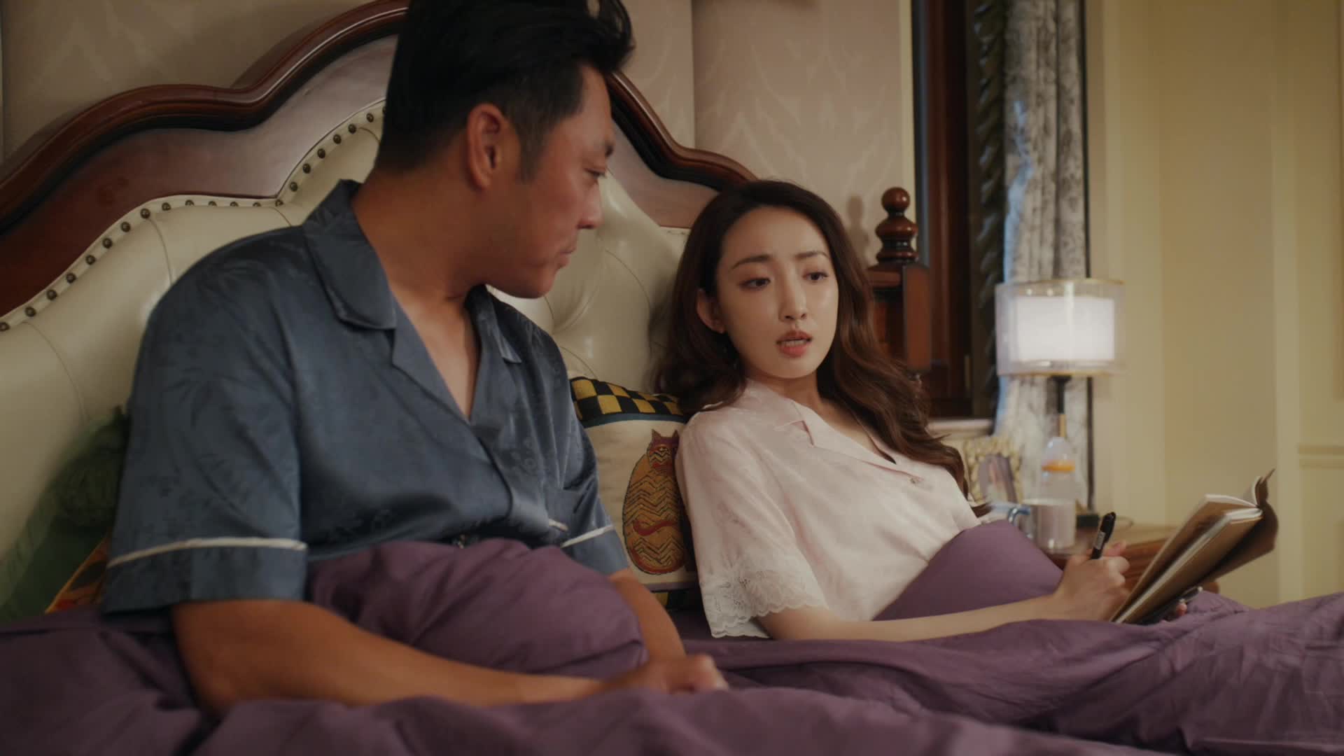 《欢乐家长群2》点婷婷考虑卖房解决资金问题 杨明彪听命安排被窝里落泪