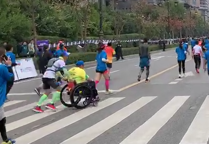 不一样的西马风景 推着轮椅跑马拉松